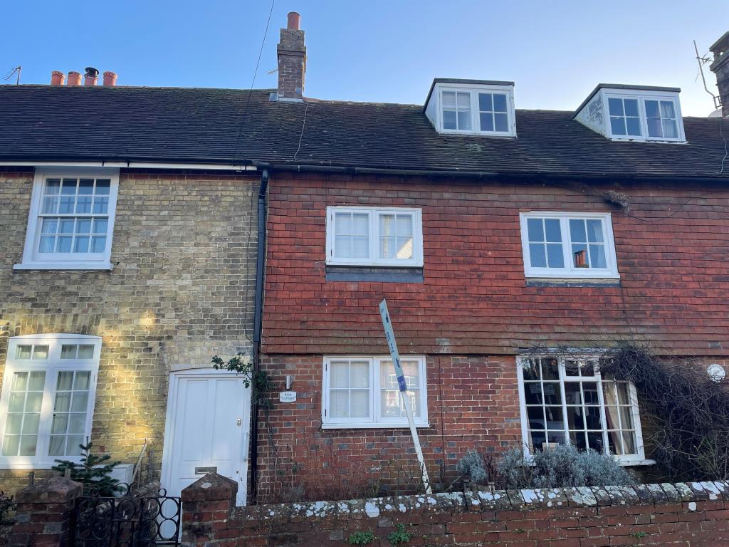 Lot: 4 - CHARACTER COTTAGE IN SOUGHT AFTER VILLAGE LOCATION - Front view of property from the High Street